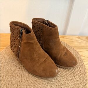 10/$25 • George Star Detail Suede Boots‎
